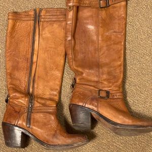 Frye Carmen Inside Zip boots 7 - Saddle 77386